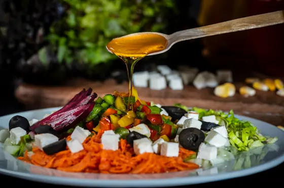 Zeytinyağı dökülen beyaz peynirli, zeytinli sebze salatası